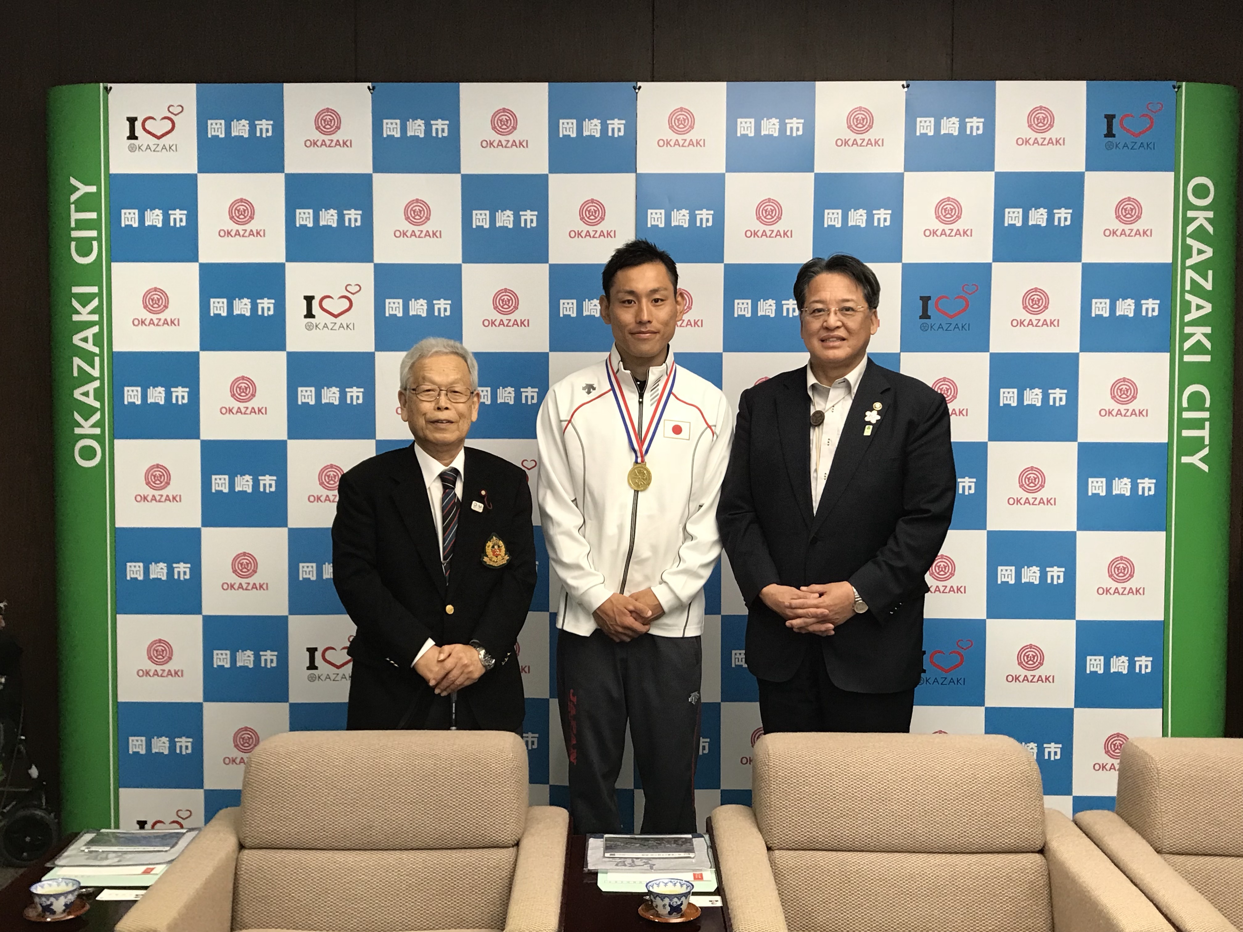 第18回アジア競技大会　カヌーポロで日本代表チームが優勝を市長へ報告